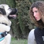 Raquel González, adiestradora canina de Comunican, junto a la perra Chata.