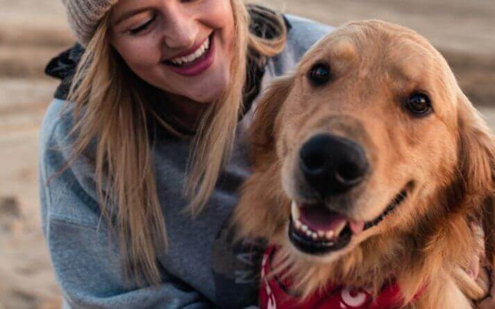 el perro es feliz