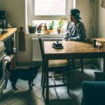 perro en cocina