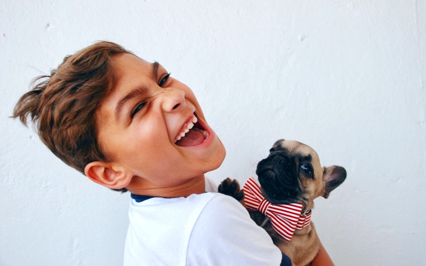 bienestar psicológico de un niño con perro