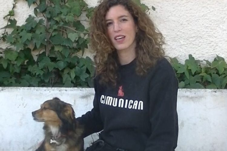 Raquel González, experta en adiestramiento, junto a su perro Chispi.