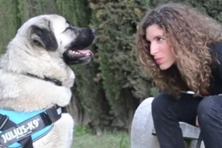 Raquel González, adiestradora canina de Comunican, junto a la perra Chata.